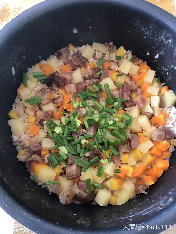 腊肉土豆胡萝卜焖饭_美食