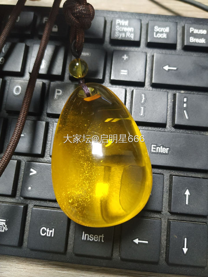 这块蜜蜡，看来这辈子都难以看到它包浆了！_蜜蜡琥珀蜜蜡