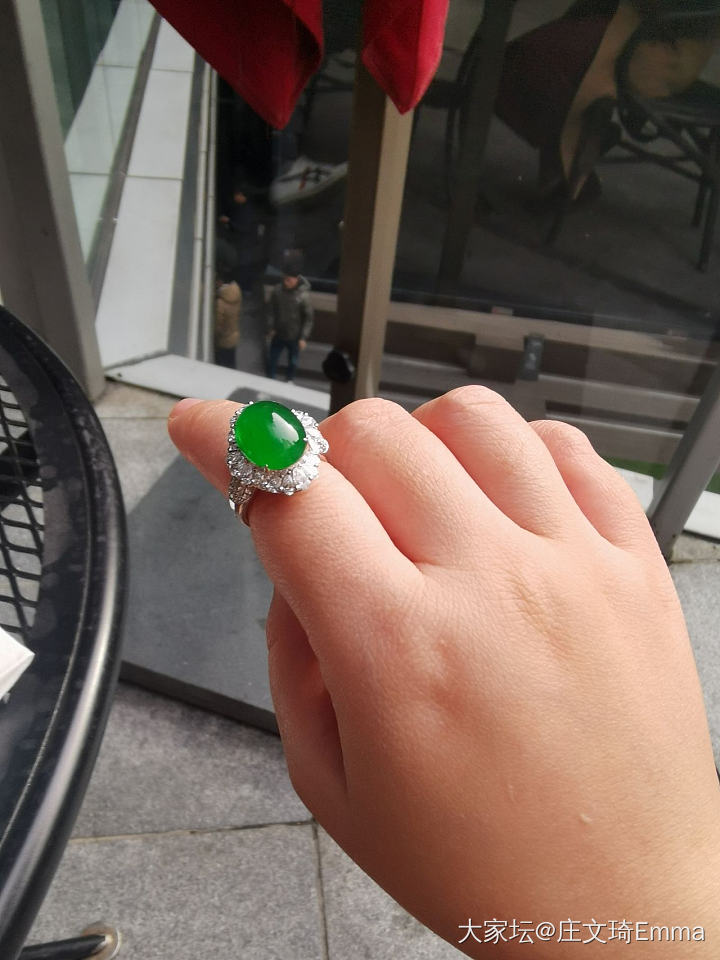 请坛友们帮我看看这个戒指的颜色，是不是太暗了… 试戴，不是我的_翡翠
