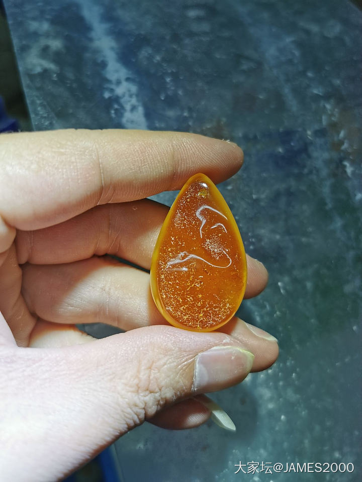 刚磨好的几个小吊坠，累并快乐着_琥珀蜜蜡