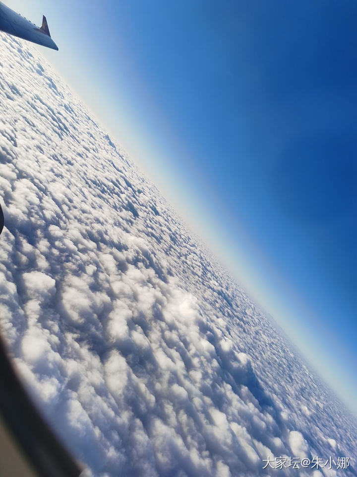天天坐飞机都没什么感觉。今天突然感觉云朵就像棉花糖，想到了哆啦a梦。_闲聊