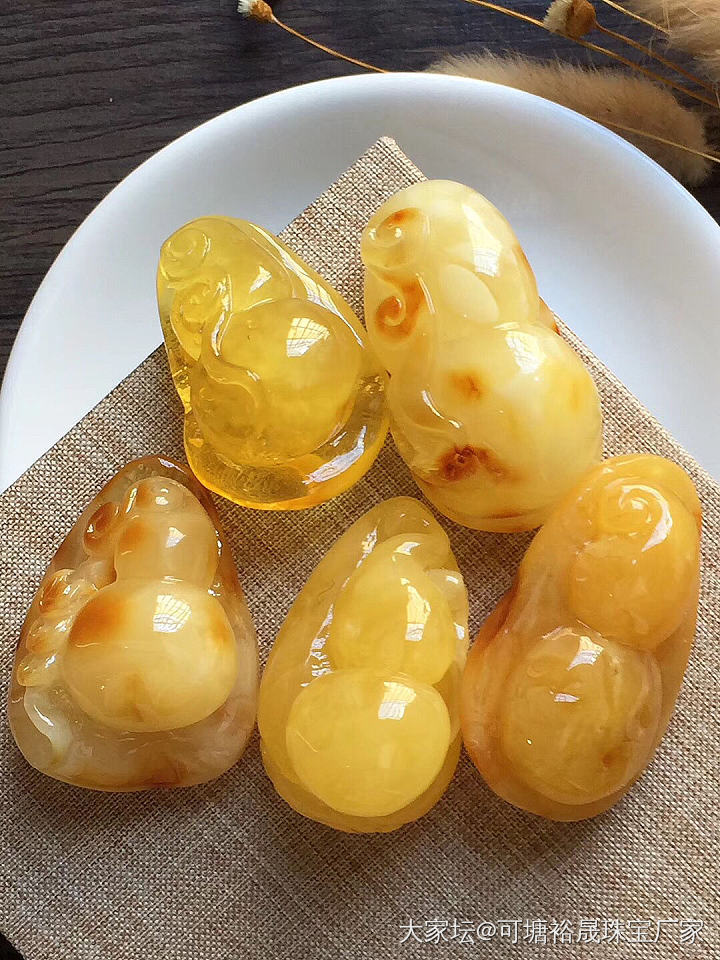 康康小几百的蜜蜡吊坠_蜜蜡