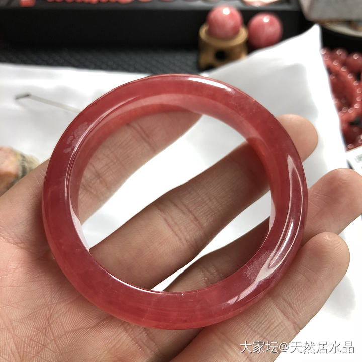 阿根廷红纹石手镯能招来爱情运：_红纹石