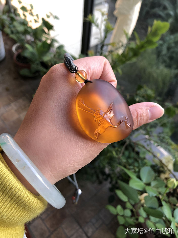 仙鹤衔仙草，益寿延年_挂件琥珀
