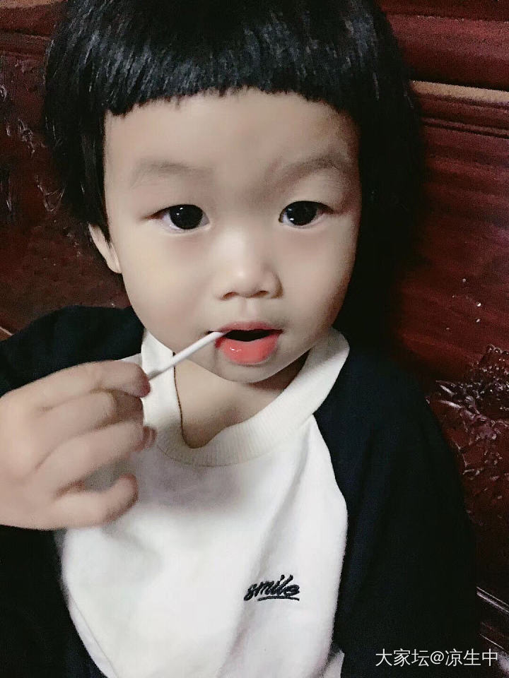 你还小，为娘不知道你要啥
一人一条糖应应景😂_幼儿节日