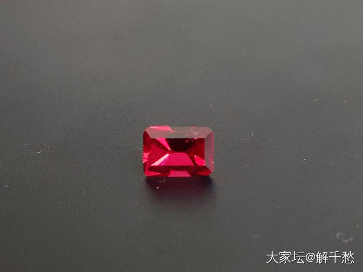 一颗红到极致的尖晶_尖晶石