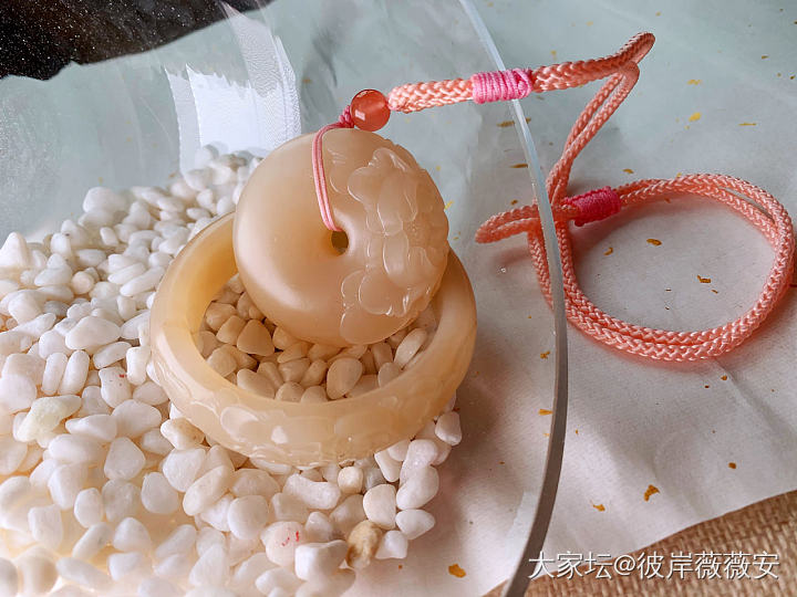 琼色若藕粉,翩翩似佳人.良夜有温汤,终遇良人._挂件手镯和田玉