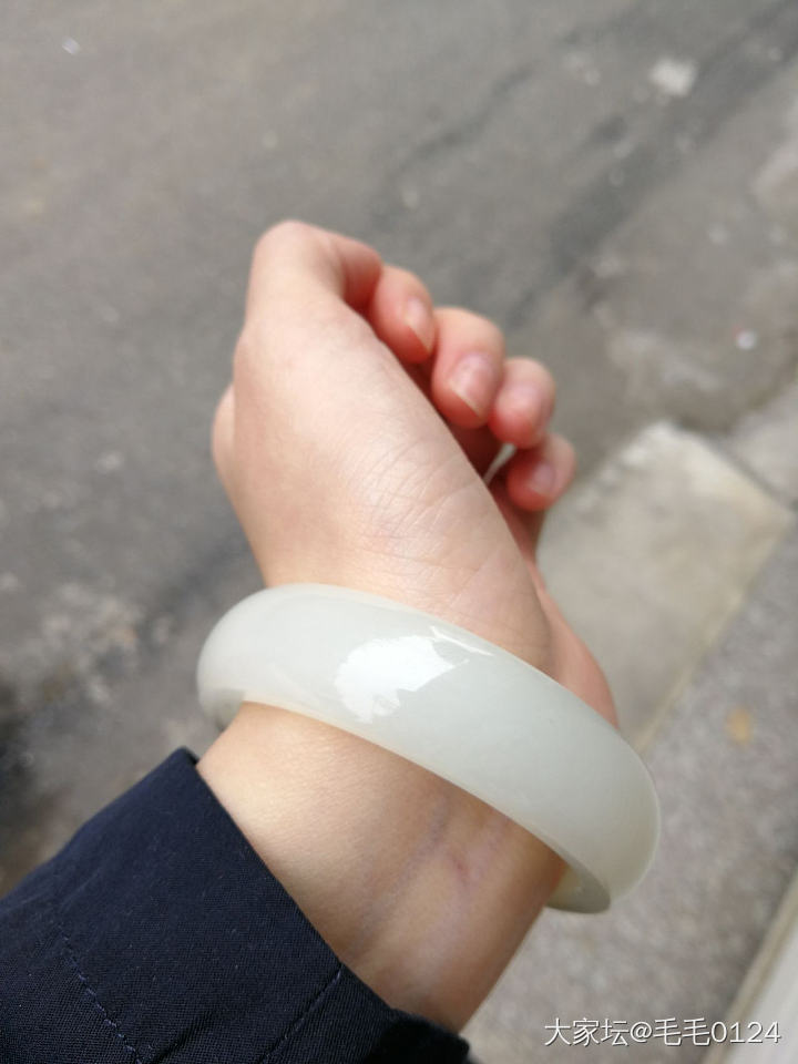 青海料手镯 第一次戴你出门 阴天_手镯和田玉