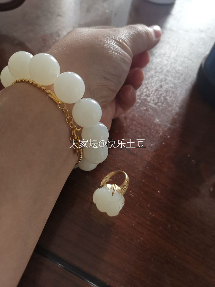 新欢穿好啦……_珠串和田玉