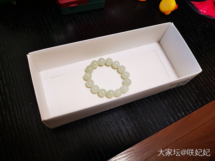不同灯光下的和田玉 差太多了_和田玉