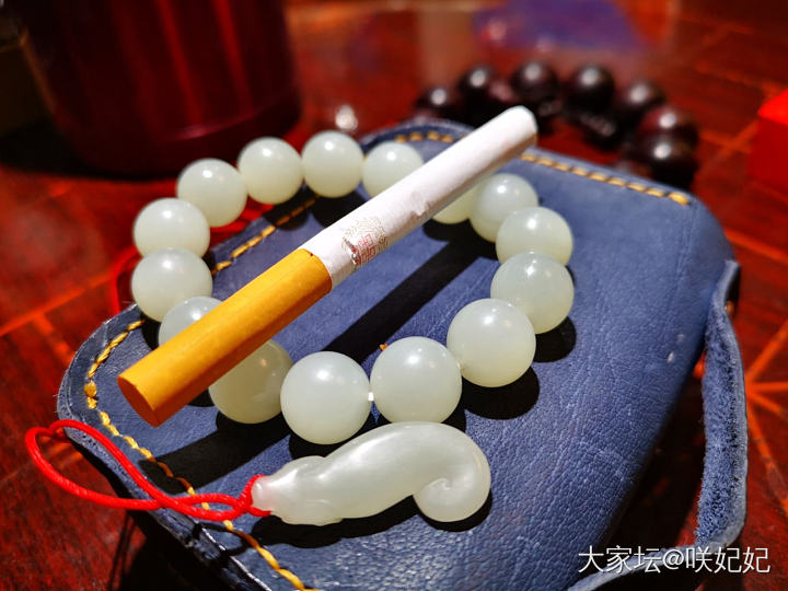 不同灯光下的和田玉 差太多了_和田玉