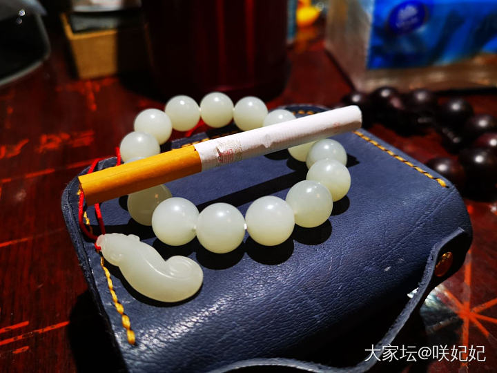 不同灯光下的和田玉 差太多了_和田玉