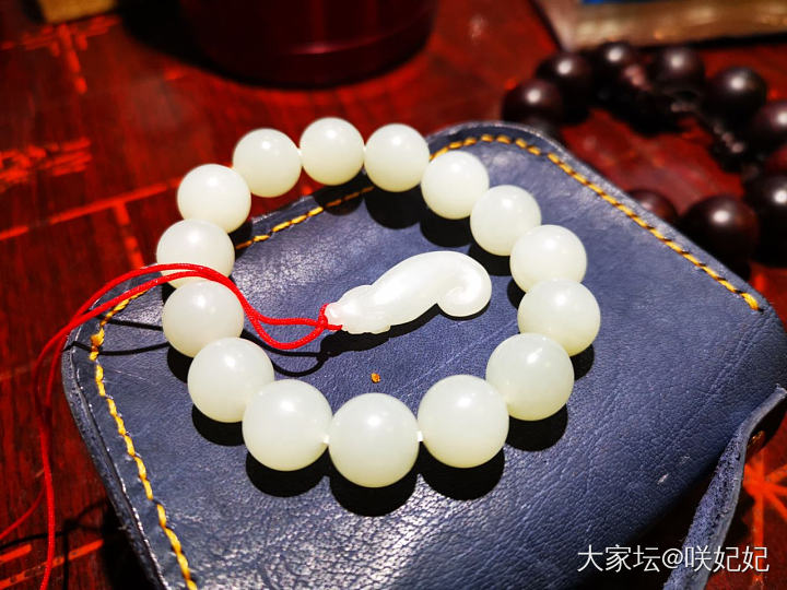 不同灯光下的和田玉 差太多了_和田玉