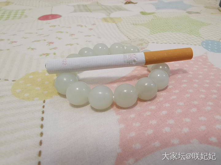 不同灯光下的和田玉 差太多了_和田玉