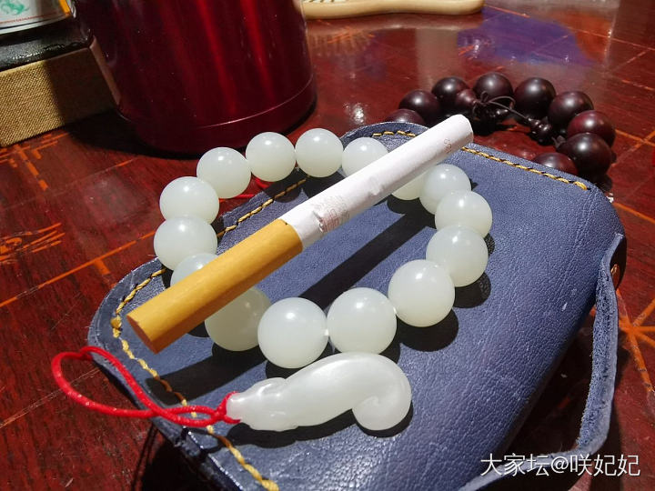 不同灯光下的和田玉 差太多了_和田玉
