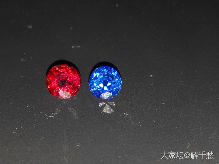 两颗红蓝宝石_名贵宝石
