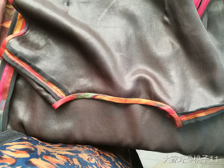 年关将近，犒劳一下辛苦了一年的自己，做一件双面缎香云纱改良款旗袍_穿搭