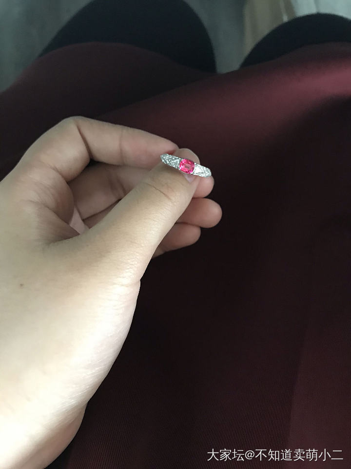 桌子底下的纳米亚_戒指