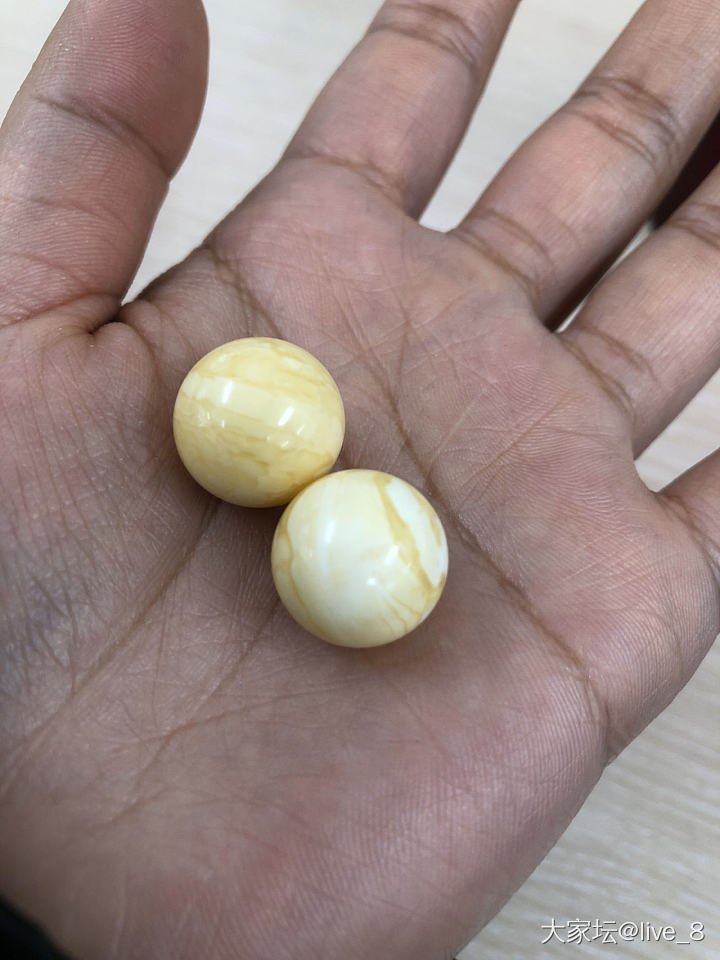 晒晒太阳晒晒两个大珠珠_蜜蜡