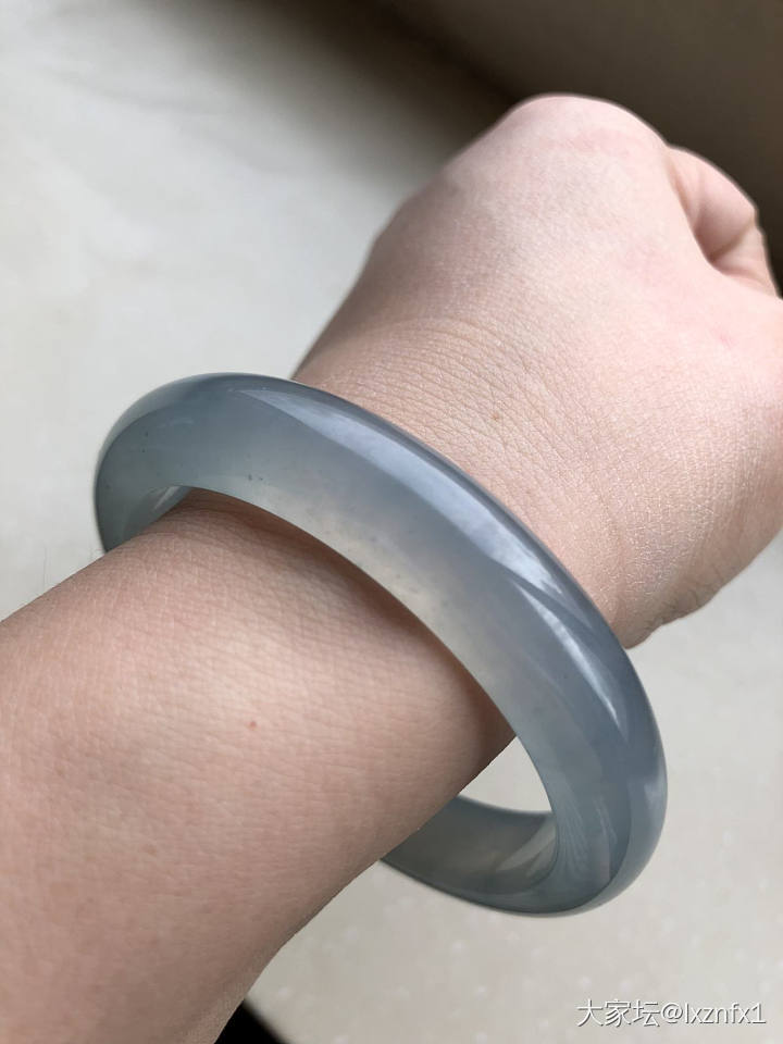 翡翠—想知道老蓝水和天空蓝的翡翠实际佩戴效果_吊坠翡翠