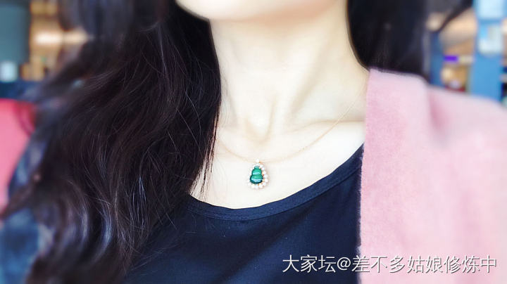 翡翠—想知道老蓝水和天空蓝的翡翠实际佩戴效果_吊坠翡翠