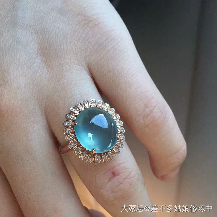 翡翠—想知道老蓝水和天空蓝的翡翠实际佩戴效果_吊坠翡翠