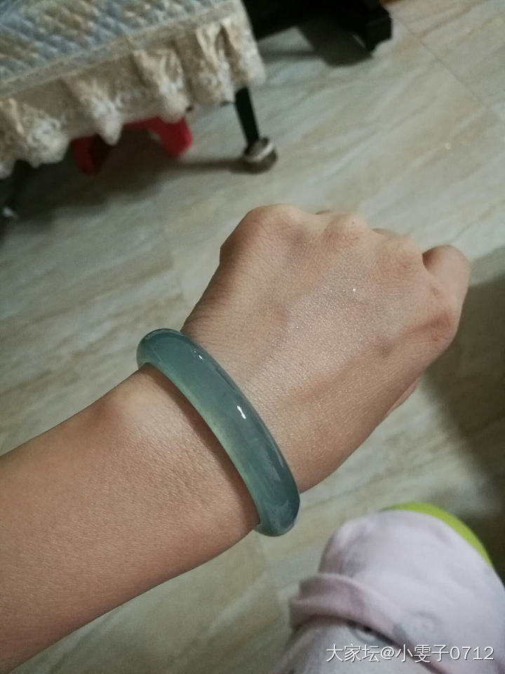 翡翠—想知道老蓝水和天空蓝的翡翠实际佩戴效果_吊坠翡翠