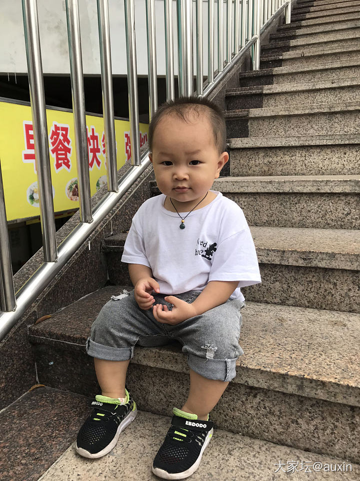 翡翠—想知道老蓝水和天空蓝的翡翠实际佩戴效果_吊坠翡翠