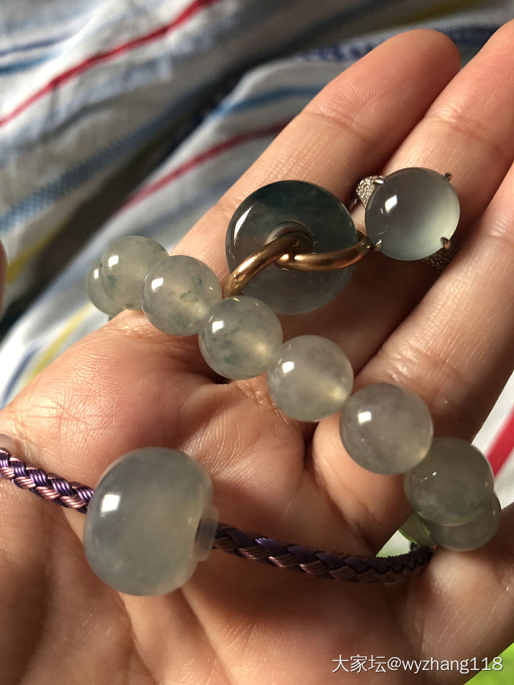 翡翠—想知道老蓝水和天空蓝的翡翠实际佩戴效果_吊坠翡翠