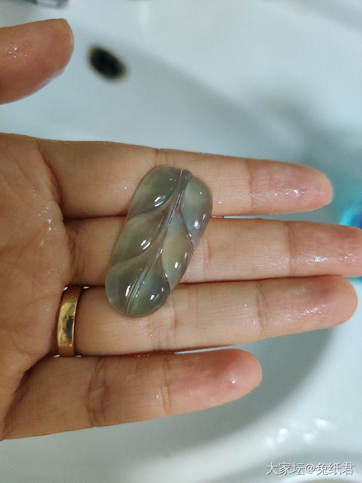 翡翠—想知道老蓝水和天空蓝的翡翠实际佩戴效果_吊坠翡翠