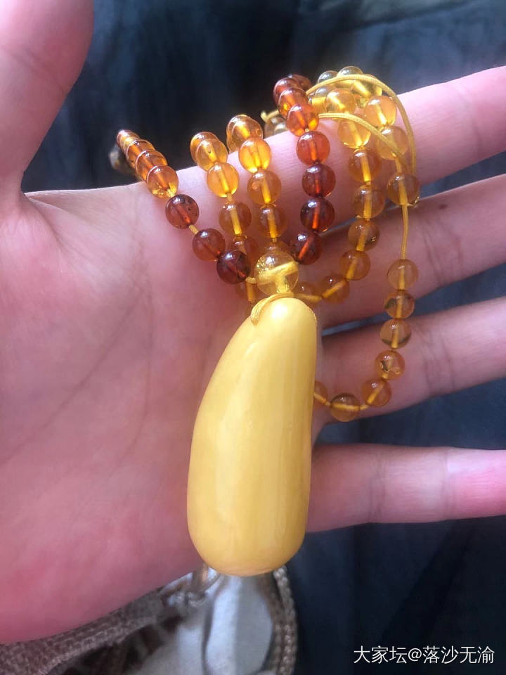 朋友三千买的蜜蜡，我不看真，有高手可以点评下吗？_挂件蜜蜡