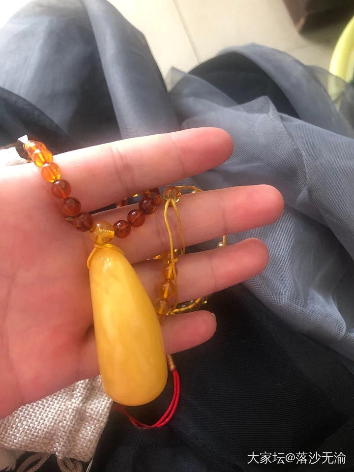 朋友三千买的蜜蜡，我不看真，有高手可以点评下吗？_挂件蜜蜡