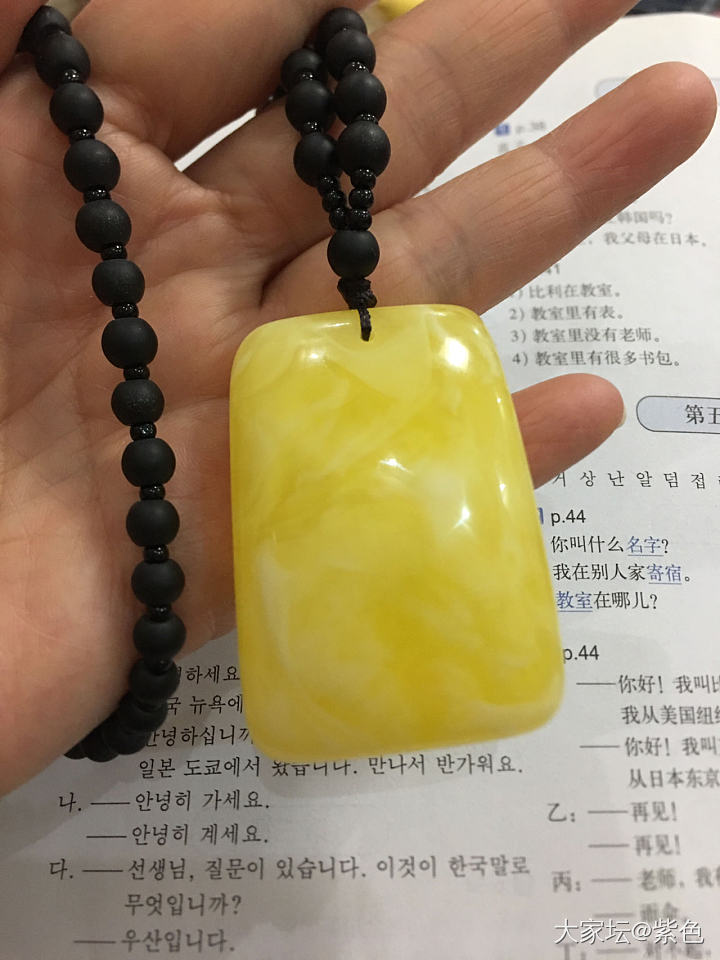 朋友三千买的蜜蜡，我不看真，有高手可以点评下吗？_挂件蜜蜡