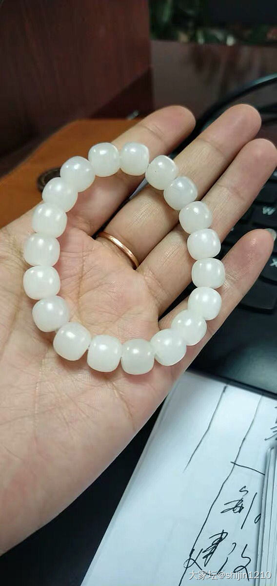 想问问这是什么玉_珠串和田玉
