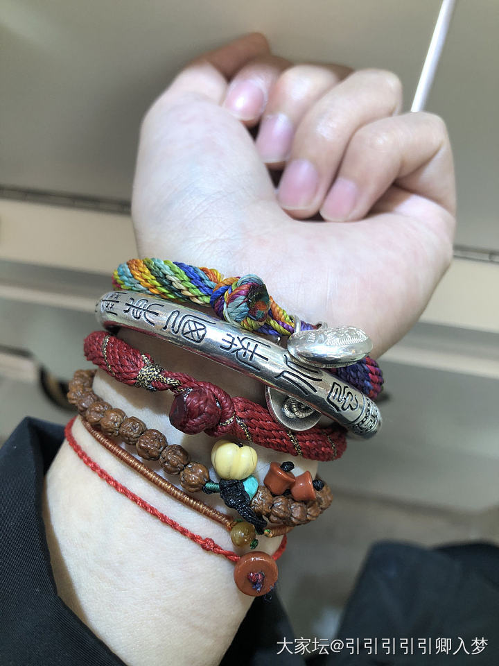 两只手十一环😂，这个小桂花不能跟银镯子一起戴，会有划痕！_编绳