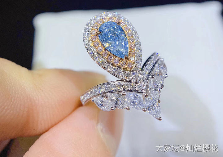 稀有蓝钻 1.02ct，水滴形蓝钻戒指💍颜色净度都非常好，上手效果非常美，豪华镶..._戒指彩钻认证商