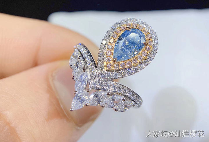 稀有蓝钻 1.02ct，水滴形蓝钻戒指💍颜色净度都非常好，上手效果非常美，豪华镶..._戒指彩钻认证商