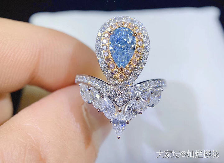 稀有蓝钻 1.02ct，水滴形蓝钻戒指💍颜色净度都非常好，上手效果非常美，豪华镶..._戒指彩钻认证商