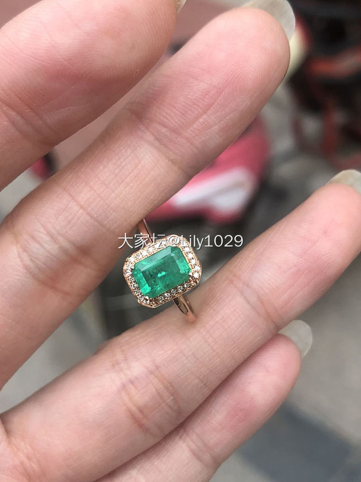 大家觉得这个祖母绿戒指是天然的吗？大家看着多少价位合适呢，一克拉左右？_祖母绿