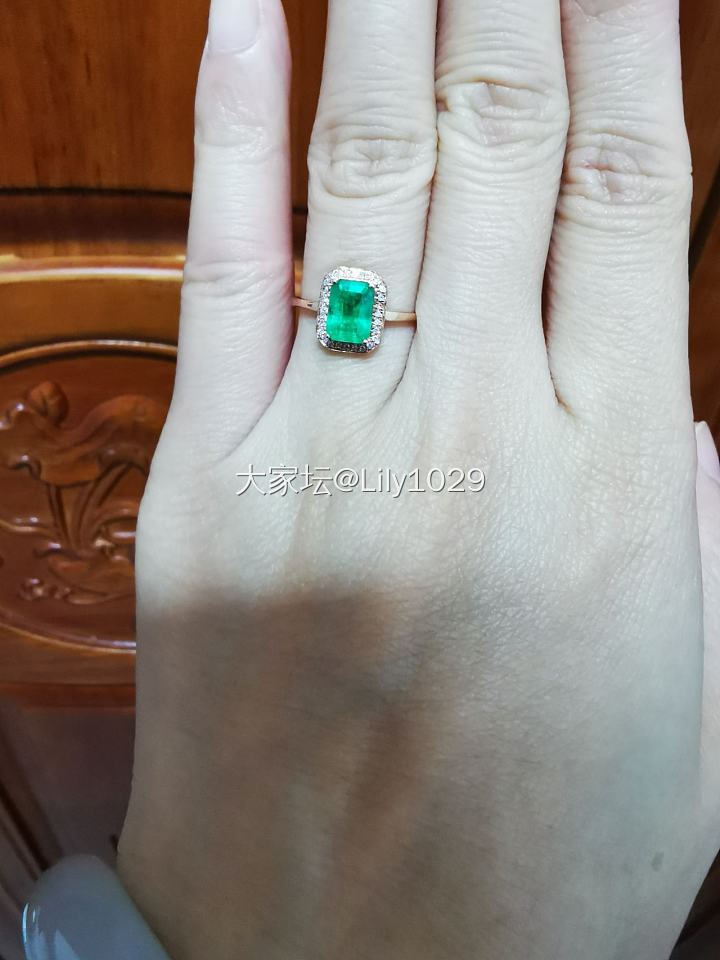 大家觉得这个祖母绿戒指是天然的吗？大家看着多少价位合适呢，一克拉左右？_祖母绿