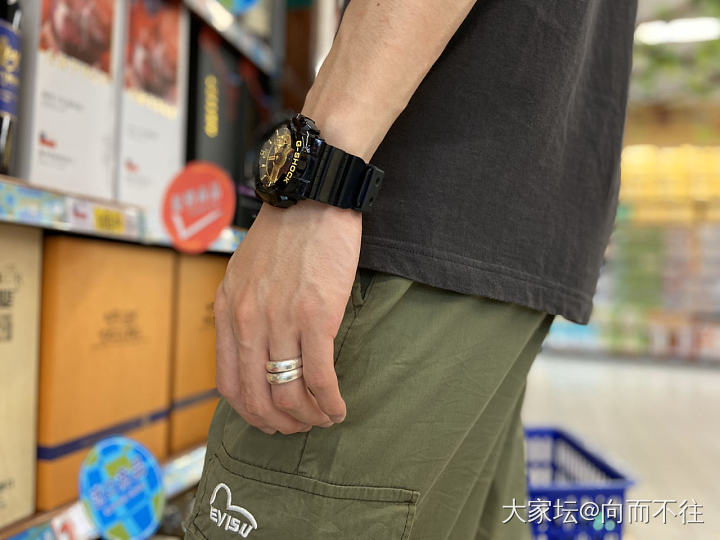 一人一个的戒指都套他手上_戒指