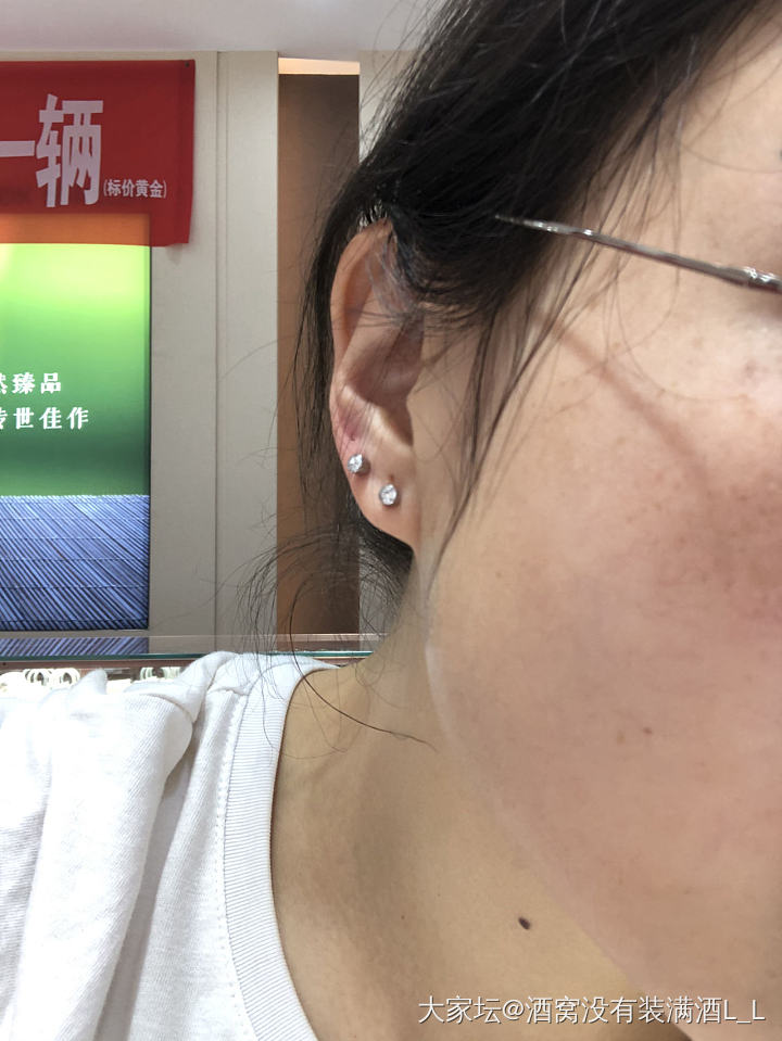 打耳洞以后  换耳圈作死到晕倒的……_耳环金
