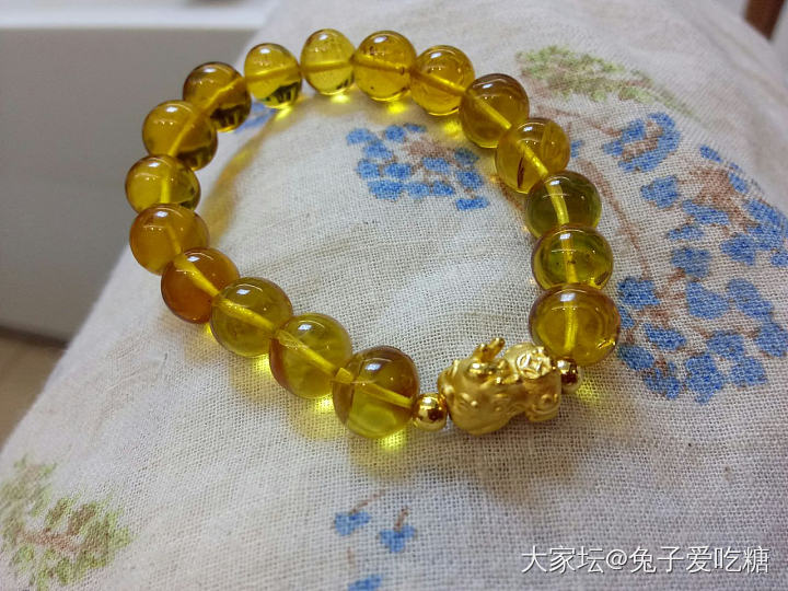 晒个今天的金珀手串儿_琥珀