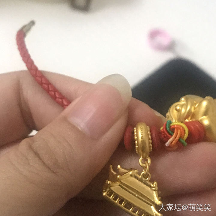 有人买过周大福的太和殿吗？我今天拿去专柜看柜姐说是假的……求细节图_周大福