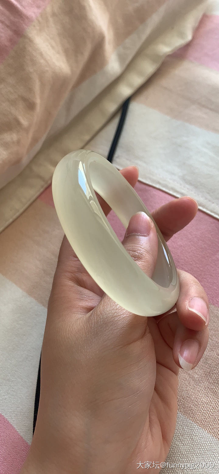 姐妹们帮忙看看这个是不是和田_手镯玉石