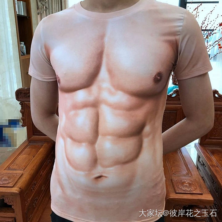 有胸T恤_穿搭
