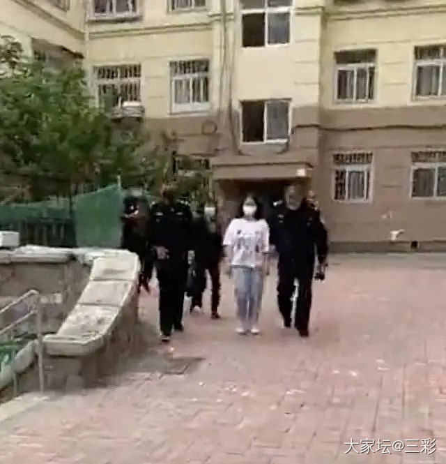 青岛女律师遇害续：15岁女儿涉案，邻居称从没听过他家吵架，被警方带走时女孩没哭_闲聊