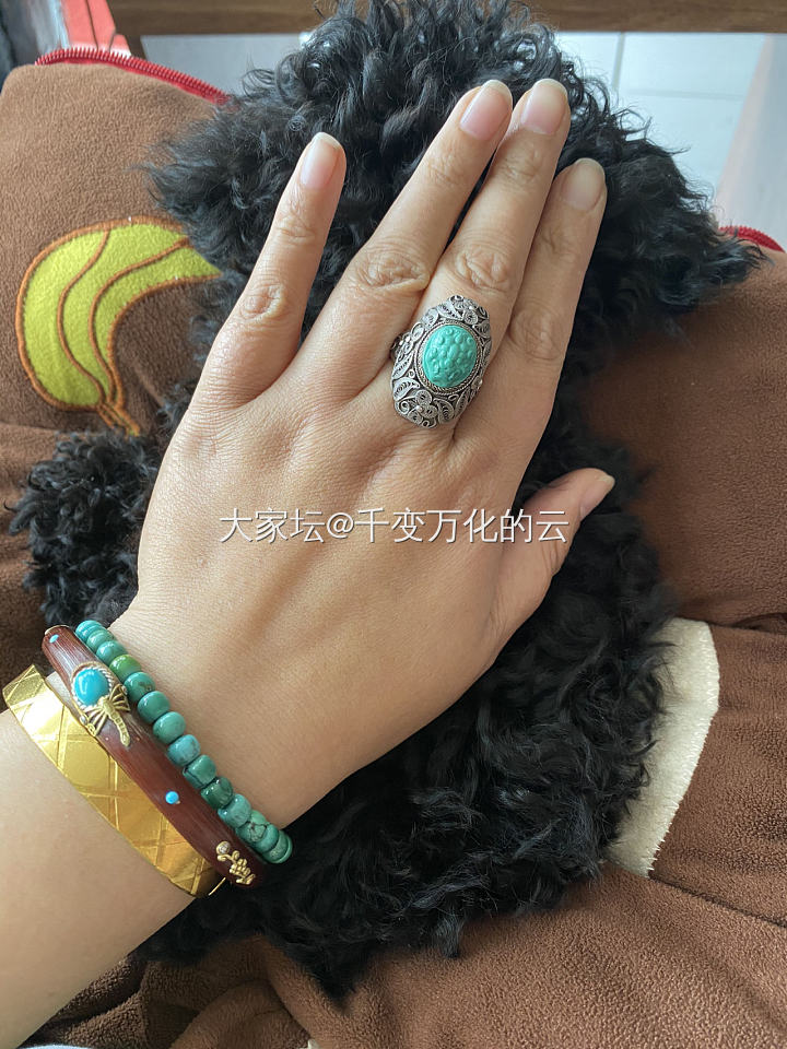 是我的手太大还是钢镚儿太小了😅_松石