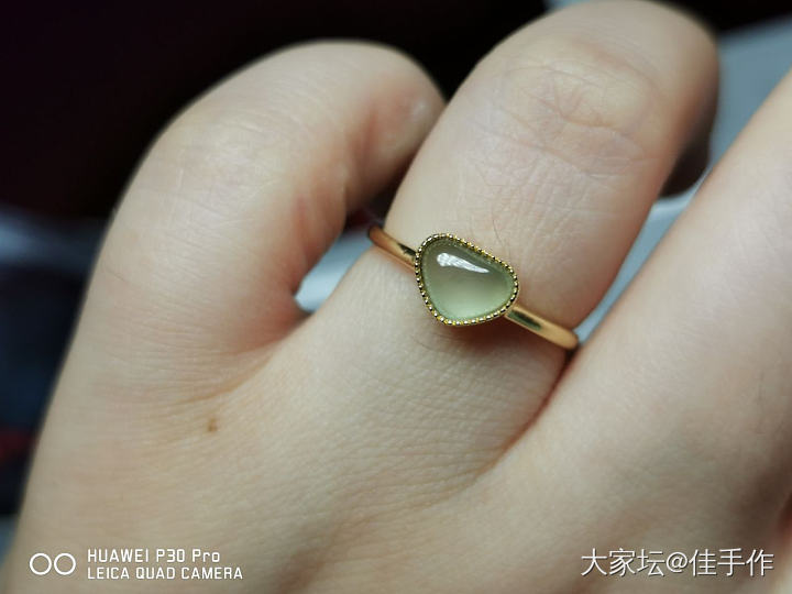 还有一个翡翠小戒指，去年三月份戴上手的没有离过身_戒指