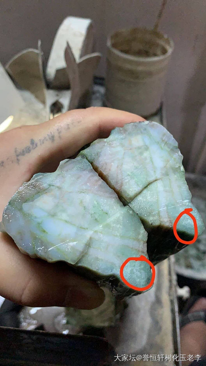一块树化玉的手串和雕刻作品，从一块上好的原料中选择一块是多么稀缺，这里面有裂的部..._树化玉